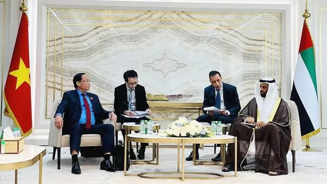 Vice Chairman of the Vietnamese National Assembly Tran Quang Phuong (L) meets Hamad Ahmed Al Rahoumi, First Deputy Speaker of the Federal National Council (Photo: VNA)