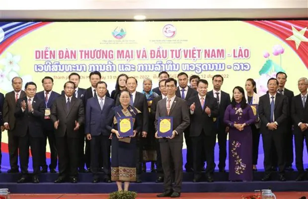 The MoU exchange ceremony between Vietnam and Lao enterprises. (Photo: VNA)