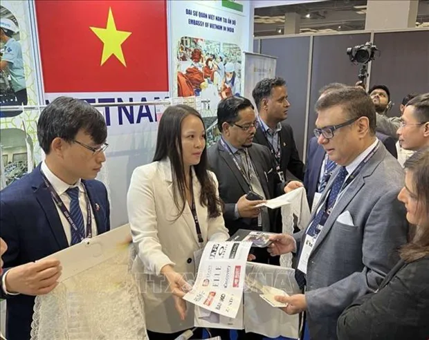 Visitors to the pavilion of Vietnam at Intex South Asia (Photo: VNA)