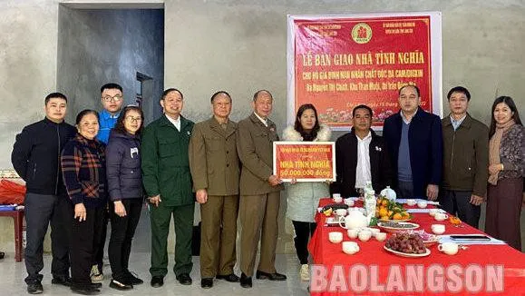 At the hand-over ceremony of a social house to family of Nguyen Thi Chinh – an AO victim living in Than Muoi village. (Photo: baolangson.vn)