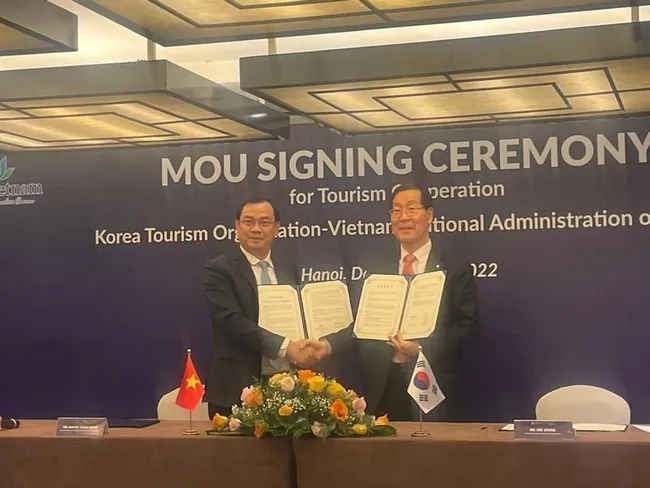 At the signing ceremony of the Memorandum of Understanding on promoting tourism cooperation between Vietnam and the RoK.