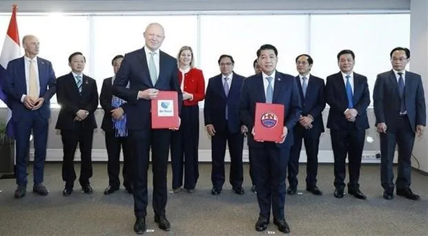 Prime Minister Pham Minh Chinh (C) witnesses the signing and exchange of cooperation documents between Vietnamese and Dutch businesses and partners. (Photo: VNA)