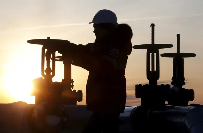 Giá dầu quay đầu giảm mạnh trước nguy cơ OPEC+ tăng sản lượng sớm