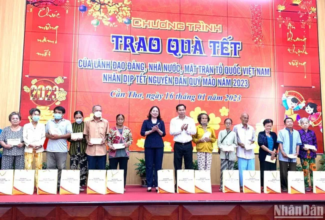 Vice President Vo Thi Anh Xuan presents Tet gifts to needy households in Can Tho City.