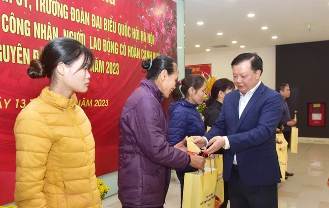 Secretary of the Hanoi Party Committee Dinh Tien Dung presents gifts to workers in Gia Lam district on the occasion of the Tet holiday. (Photo: hanoimoi.com.vn)