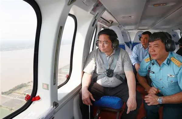 Prime Minister Pham Minh Chinh examines the coastal area of Ben Tre province on February 15. ( Photo: VNA)