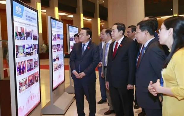 Delegates visit photo exhibition featuring the National Assembly's foreign affairs. (Photo: VNA)