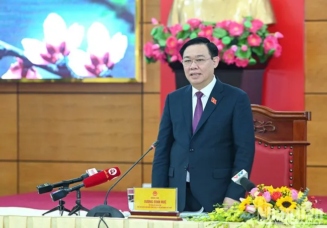 NA Chairman Vuong Dinh Hue speaks at the working session.