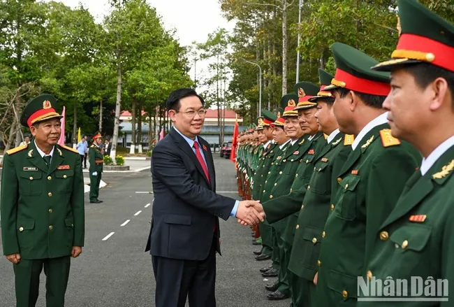 NA Chairman Vuong Dinh Hue visits the Military Command of An Giang province on January 11. (Photo: NDO/Duy Linh)