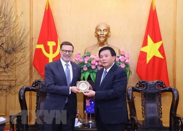 HCMA Director Nguyen Xuan Thang presents gift to Australian Ambassador to Vietnam Andrew Goledzinowski (Photo: VNA)