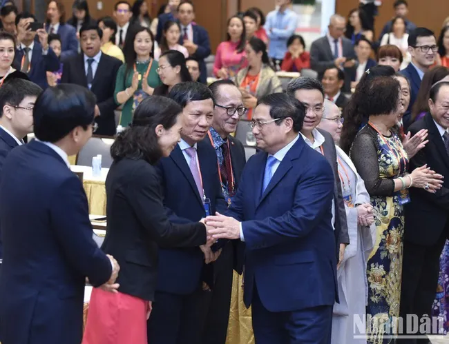 Prime Minister Pham Minh Chinh meets overseas Vietnamese attending the Homeland Spring programme. (Photo: Tran Hai)