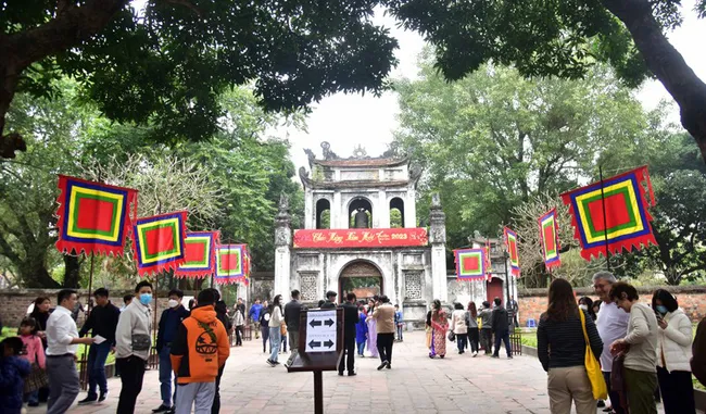Temple of Literature in Hanoi crowded with locals and visitors during Tet (Photo: hanoimoi.com.vn)