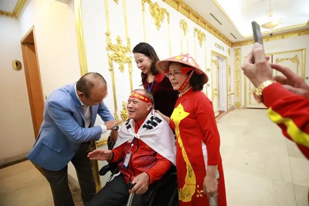 Coach Park Hang-seo receives a lot of love from his fans at a farewell event in Hanoi. (Photo: thanhnien.vn)