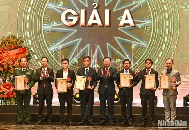 National Assembly Chairman Vuong Dinh Hue (fourth from right) and Permanent member of the Party Central Committee's Secretariat Vo Van Thuong (second from left) presents Prize A to winners. (Photo: NDO)