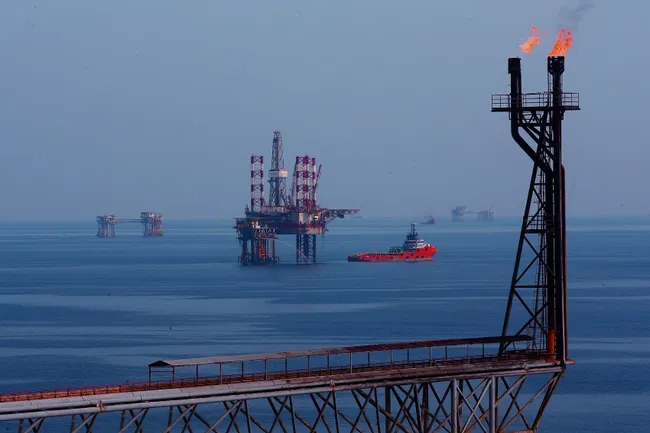 Giá dầu thô tăng mạnh trở lại