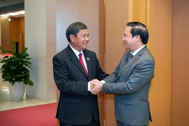 NA Vice Chairman Nguyen Khac Dinh (R) and his Lao counterpart his Lao counterpart Khambay Damlath (Photo: VNA)