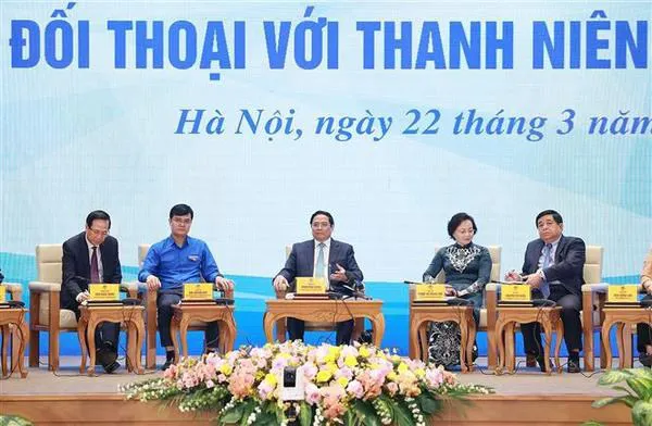 Prime Minister Pham Minh Chinh (middle) at the dialogue (Photo: VNA)
