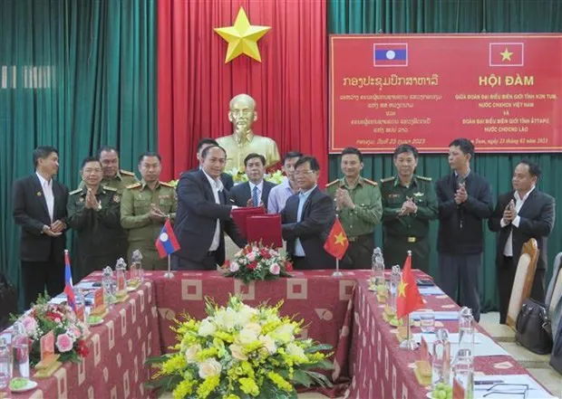 The two sides sign a document on cooperation in the coming time (Photo: VNA)