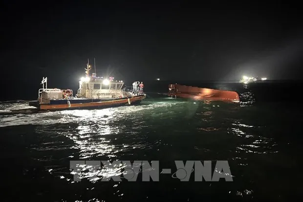 Rescuers are searching for the victims. (Photo: Yonhap/VNA)