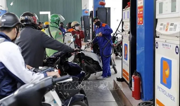 People queue up at a petrol station in Hanoi. (Photo:VNA)