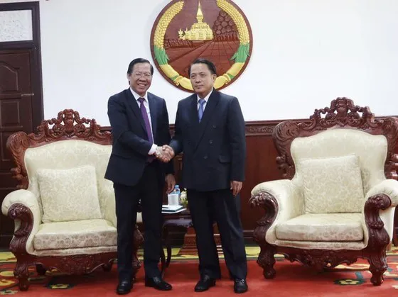 Bounchom Ubonpaseuth (R), Secretary of the LPRP Committee of Savannakhet and Governor of the Lao province, receives Chairman of the HCM City People’s Committee Phan Van Mai on April 9. (Photo: sggp.org.vn)