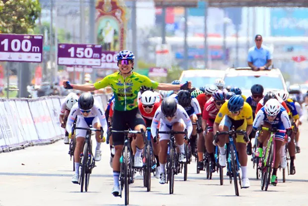 Vietnamese cyclist Nguyen Thi That on April 9 finishes  first in the second stage of the Princess Maha Chakri Sirindhorns Cup Women's Tour of Thailand.(Photo: vnexpress.net)