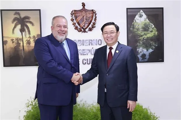 Vietnamese NA Chairman Vuong Dinh Hue (R) meets Cuban Prime Minister Manuel Marrero Cruz in Havana on April 20 afternoon (local time). (Photo: VNA)