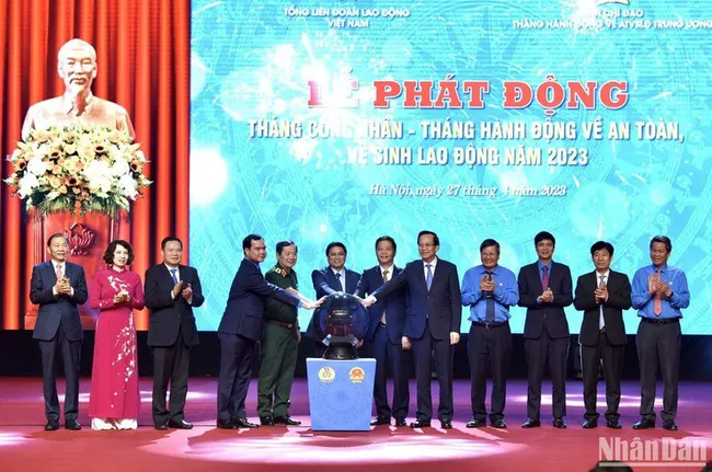 Prime Minister Pham Minh Chinh and delegates launch the Action Month on Occupational Safety and Hygiene and the Month for Workers in 2023. (Phoro: NDO)