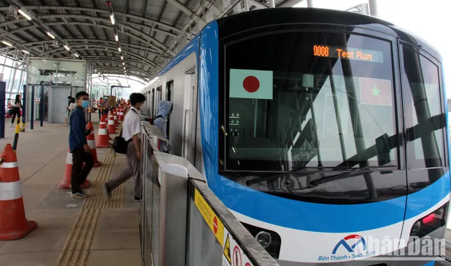 The train begins trial run on the elevated section (Photo: NDO)