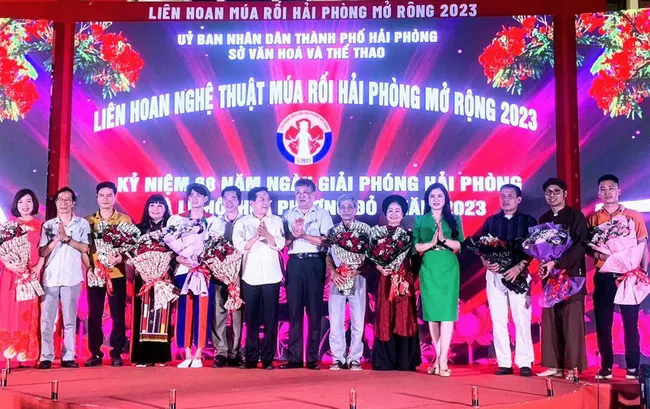 The Organizing Committee presented flowers to leaders of puppet troupes attending the festival.