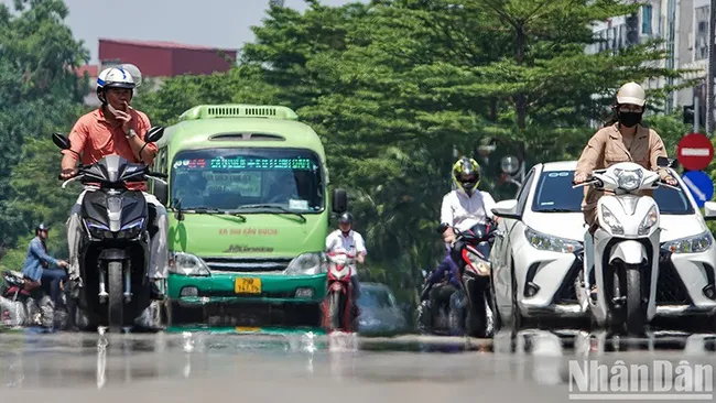 Hot weather in Hanoi. (Photo: Thanh Dat)