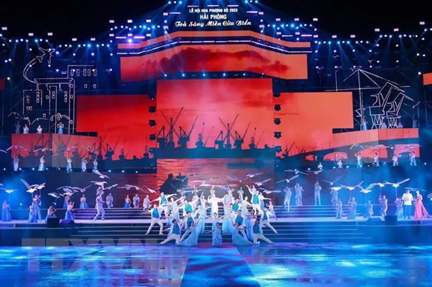 Art program at the Red Flamboyant Flower Festival 2023. Photo: Duong Giang/VNA