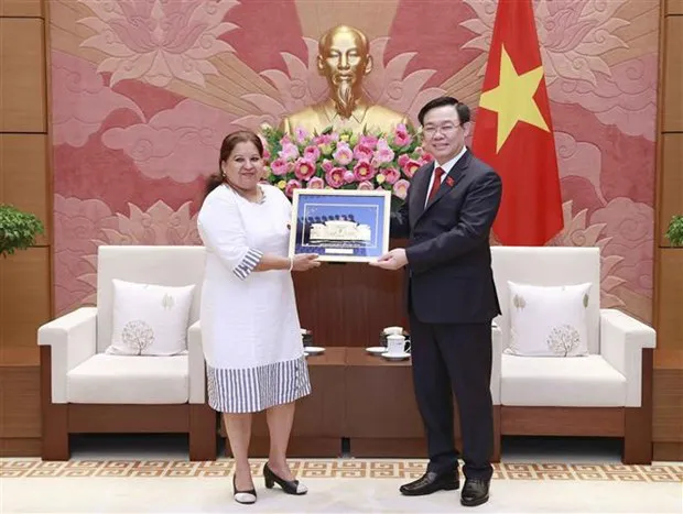 NA Chairman Vuong Dinh Hue (R) and Secretary General of the Cuban Women's Union Teresa María Amarelle Boúe . (Photo: VNA)