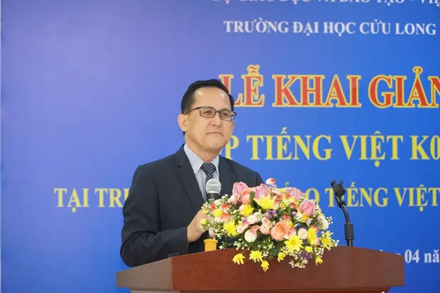 Santisouk Simmalavong, Lao Vice Minister of Technology and Communications, speaks at the opening ceremony of the course. (Photo: VNA)