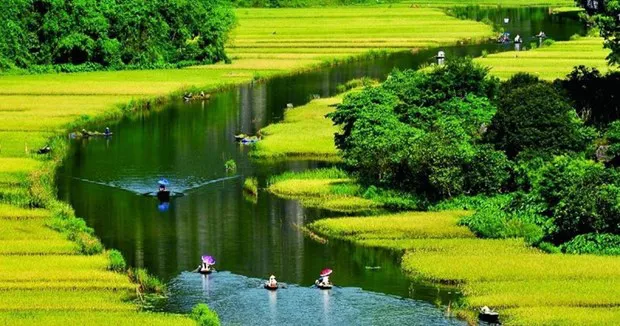 Boats move on Ngo Dong River in Hoa Lu district, Ninh Binh province. (Photo: VNA)