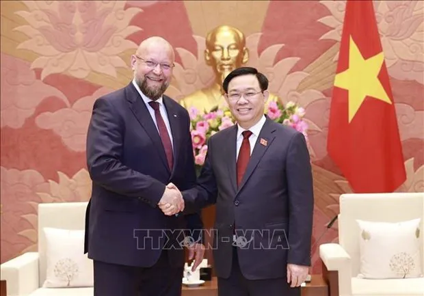 National Assembly Chairman Vuong Dinh Hue (R) and Deputy Speaker of the Chamber of Deputies of the Czech parliament Jan Bartosek . (Photo: VNA)