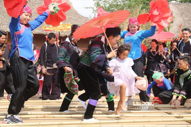 Visitors enjoy bamboo pole dance at Sa Pa Rose Festival 2023 (Photo: laodong.vn)