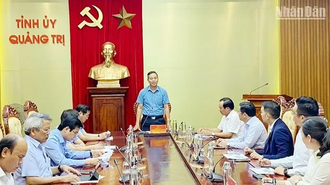 The working session between Quang Tri leaders and investors of Quang Tri Industrial Park.