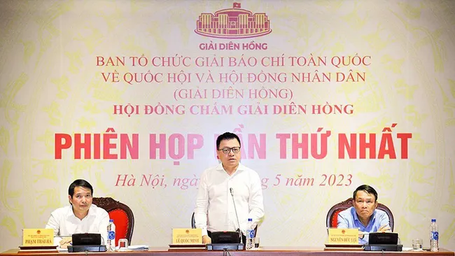 Editor-in-Chief of Nhan Dan Newspaper and Chairman of Vietnam Journalists’ Association Le Quoc Minh (C) speaks at the meeting.