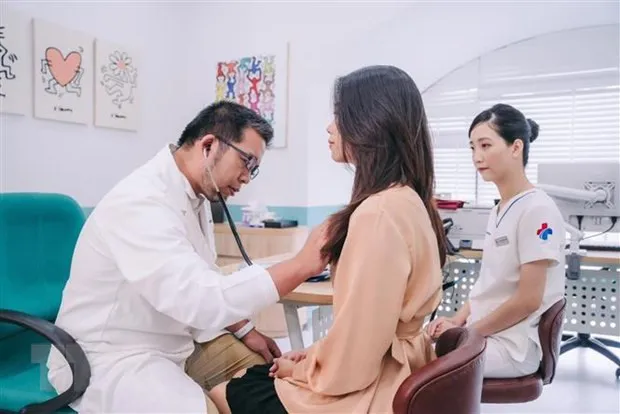 A Vietnamese doctor examines a patient at T-Matsuoka Medical Clinic Kanda. (Photo: VNA)