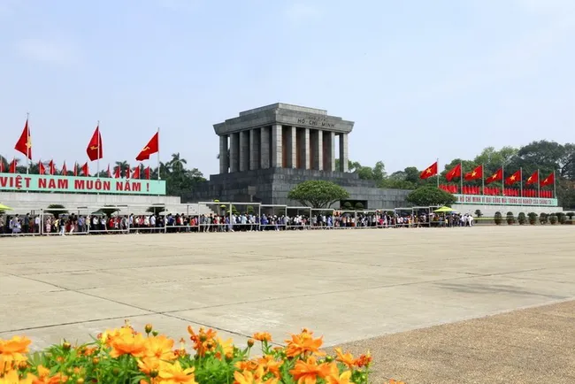 President Ho Chi Minh Mausoleum welcomes over 52,000 visitors in three holiday days (Photo: VNA)