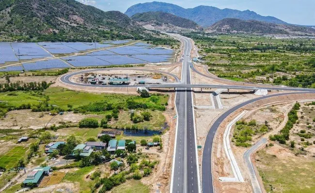 An intersection on the Nha Trang-Cam Lam expressway.