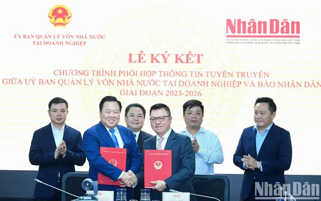 The siging ceremony between Nhan Dan and the CMSC.