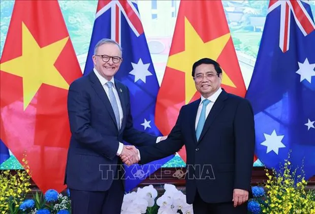 Prime Minister Pham Minh Chinh (right) and his Australian counterpart Anthony Albanese. (Photo: VNA)