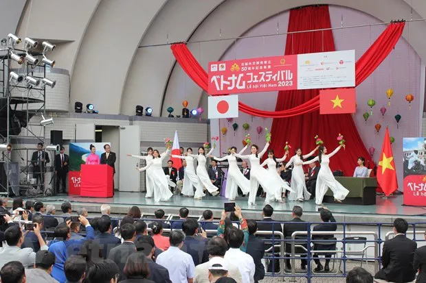 An ao dai (Vietnamese long traditional dress) show at the festival. (Photo: VNA)