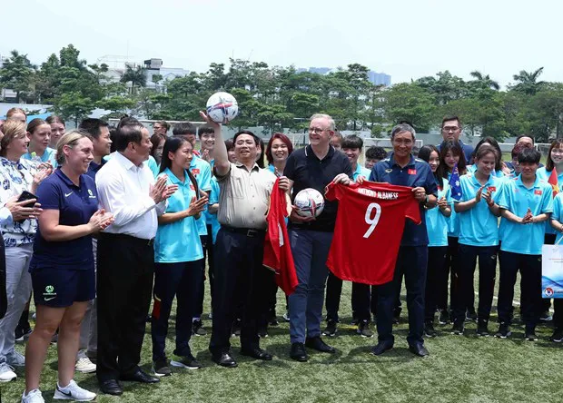 PMs Pham Minh Chinh and Anthony Albanese at the exchange with female footballers of Vietnam and Australia in Hanoi on June 4 (Photo: VNA)