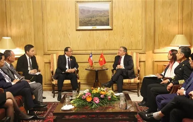 At the meeting between NA Vice Chairman Tran Quang Phuong (L) and President of the Senate of Chile Juan Antonio Coloma (Photo: VNA)