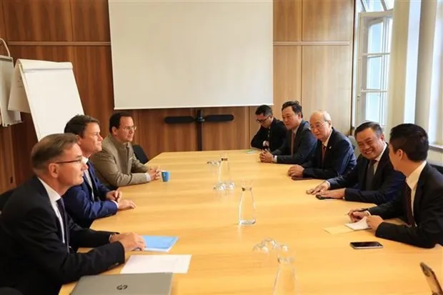The Hanoi delegation holds a working session with Chairman of the Executive Council of the state of Bern Philippe Müller. (Photo: VNA)