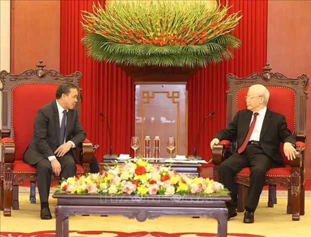 Party General Secretary Nguyen Phu Trong receives outgoing Lao Ambassador to Vietnam Sengphet Houngboungnuang. (Photo: VNA)