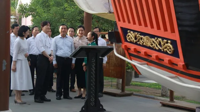 Japanese Crown Prince Akishino and Crown Princess Kiko visits a model of the Japanese red-seal ship in Hoi An. (Photo: VNA)